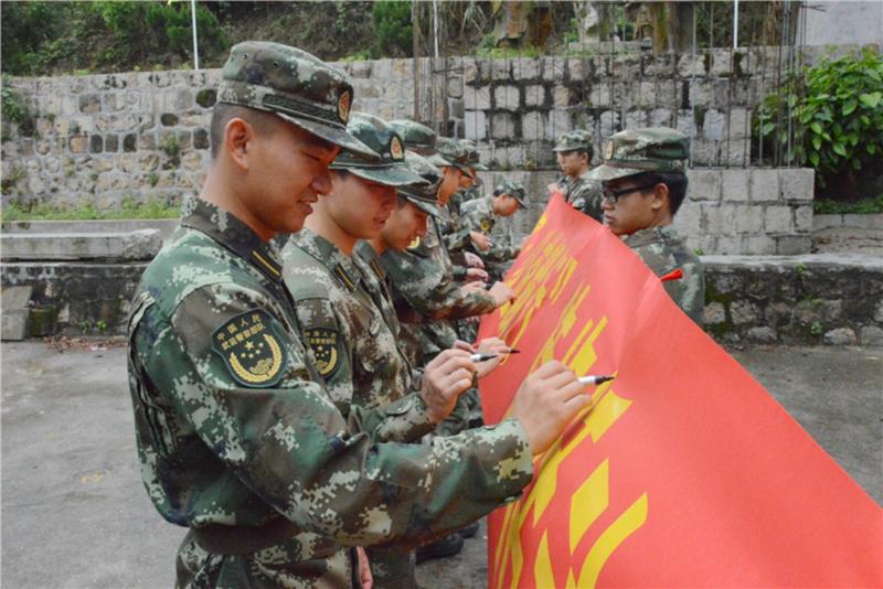 图为边防官兵在横幅上签名表决心 陈桂东 摄