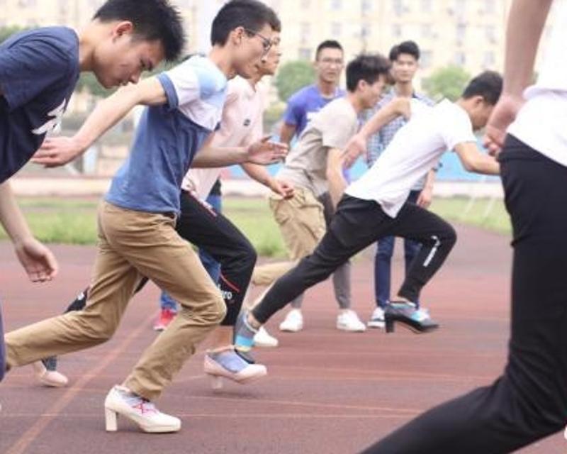 高校男生穿高跟鞋狂奔,竟然是因为