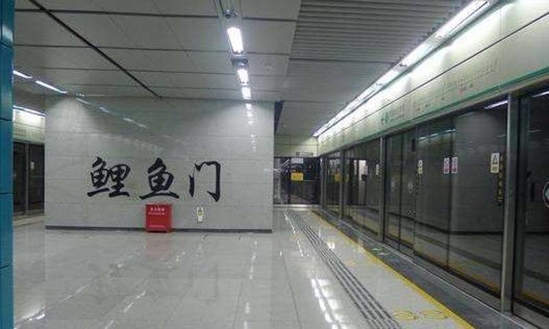 深圳最霸气侧漏的地铁站应该就是翻身了 第一次路过时有一种莫名的
