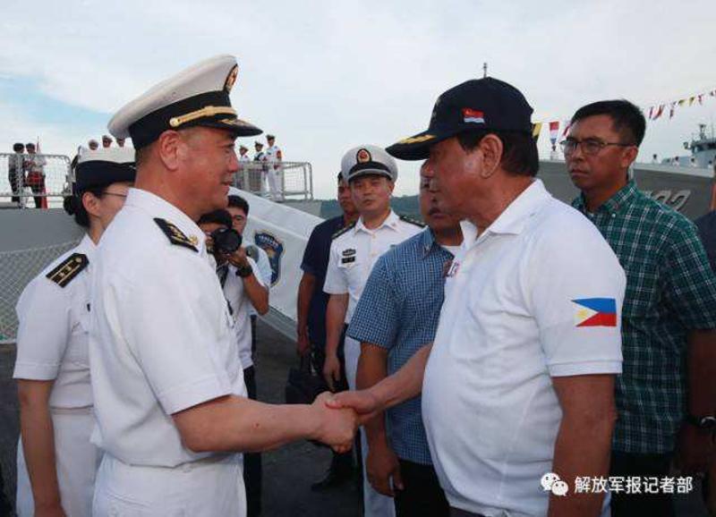 时间:2017年5月1日 菲律宾总统杜特尔特和海军政治委员苗华握手交谈.