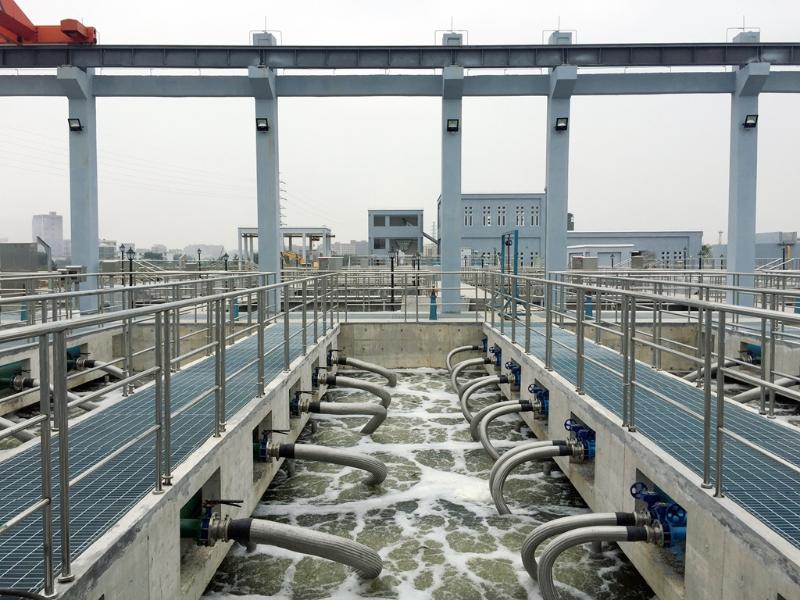 练江流域地区新建的污水处理厂，有效减少生活污水对练江的污染。资料图片