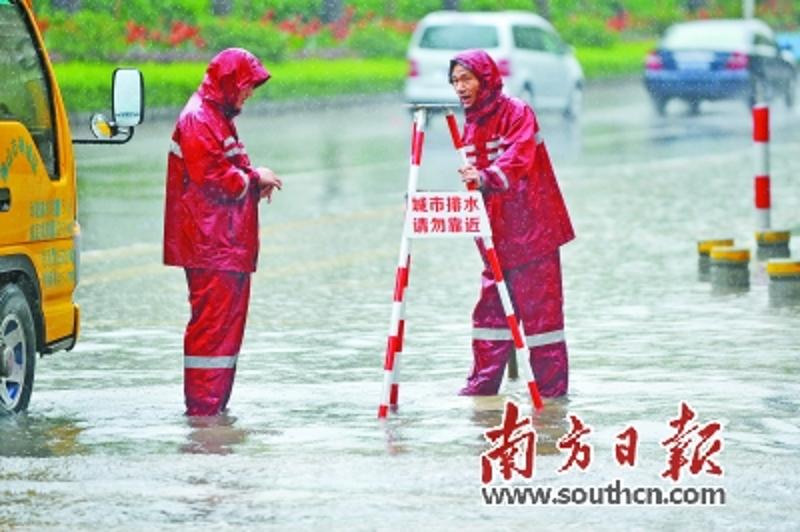 去年一次强降雨时，岭南大道北路段出现水浸，水务人员打开井盖排水并在此立上警示标志。