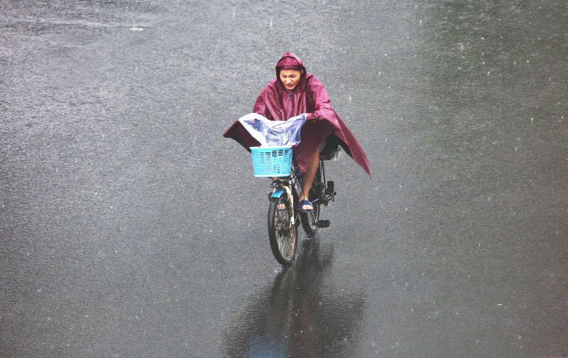 致暴雨中疾驰的"骑士:赶路勿忘安全!