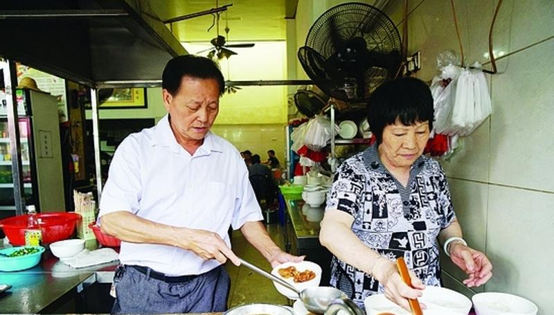 好味来横沥正宗老粉店 由翟英群（左）与儿子成春明（右）共同经营。