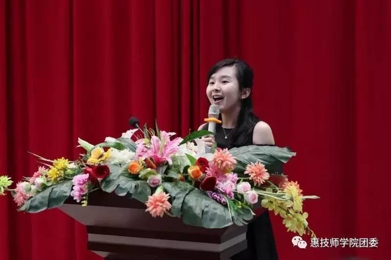 气质美女—陈怀倩老师 为我们主持今晚的活动"我们家就是出生寒门