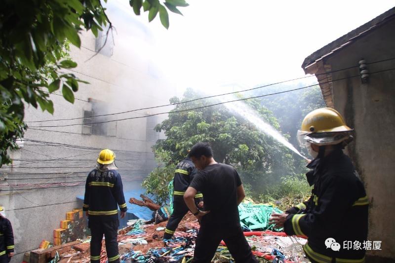 【突发】塘厦莆心湖一加工厂发生大火 消防官兵紧急救援