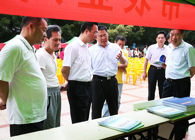 启动仪式结束后,林洪副市长及一众与会领导和嘉宾移步现场展位进行