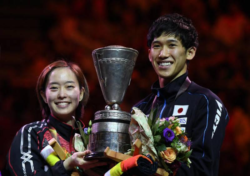 吉村真晴/石川佳纯捧杯