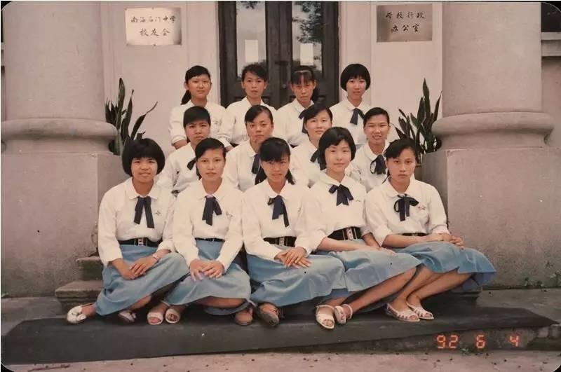 我们找到了石门中学90年代的女子校服合照,哇哦,原来我们的妈妈们