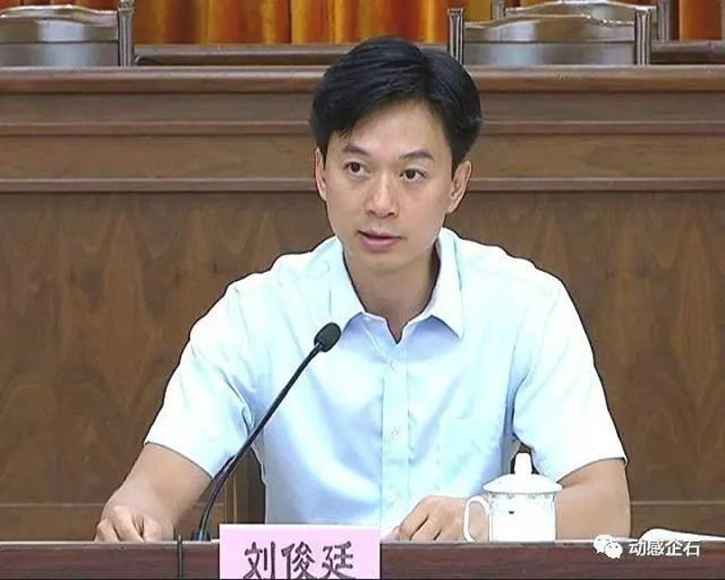 会上,刘俊廷指出我镇环境卫生方面仍然存在一些问题,比如垃圾乱堆放