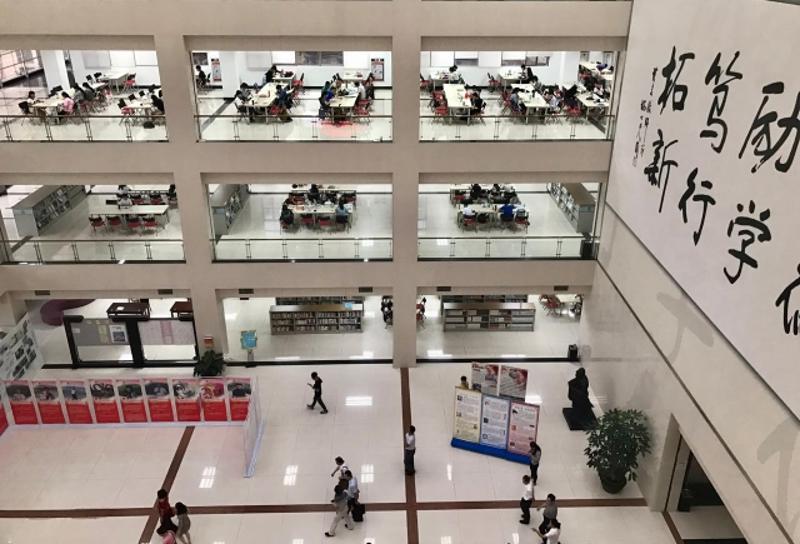 学生在广东财经大学三水校区图书馆学习.(张秀蓝/摄)