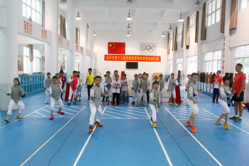 金涛小学内设置有单独的击剑训练馆，配备6条剑道和一批训练器材。资料图片