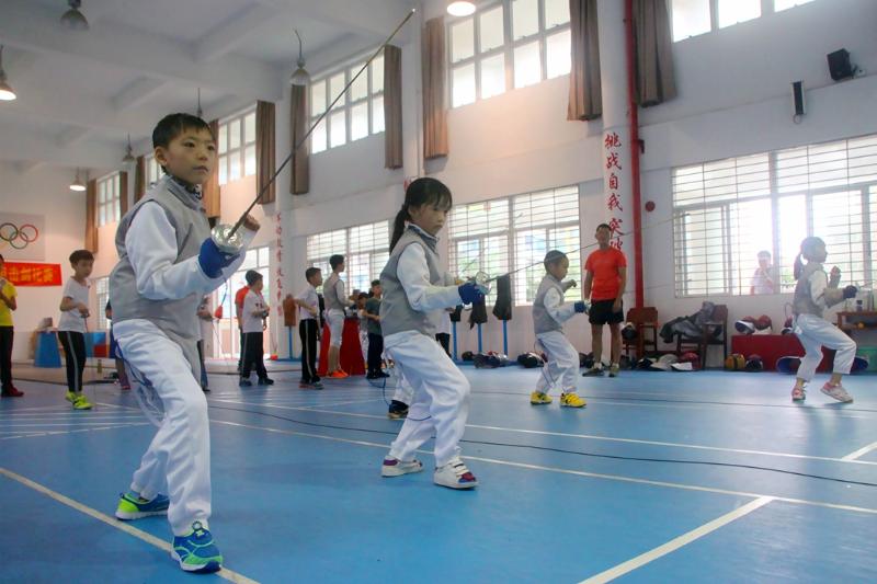 十年磨一“剑”，10年来，击剑运动已成为金涛小学的特色教育。资料图片