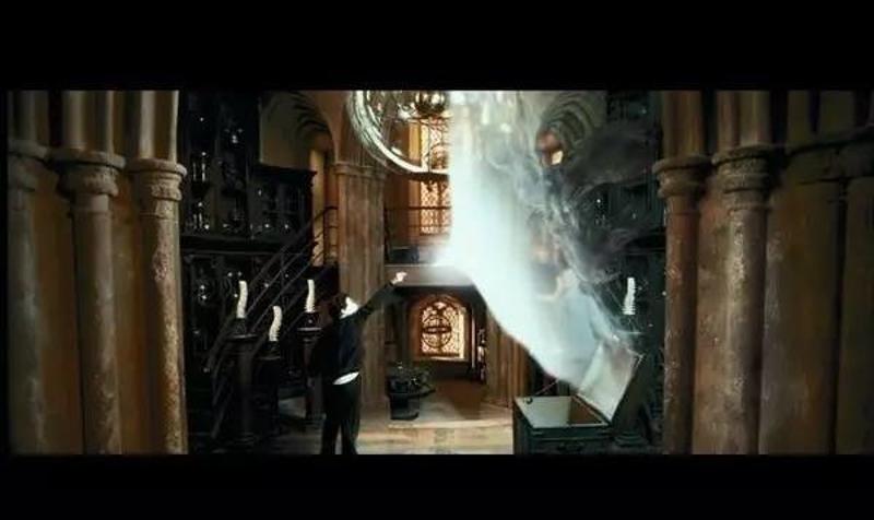 通过向卢平教授请教,哈利得知了一种极高深的魔法,那就是守护神咒.