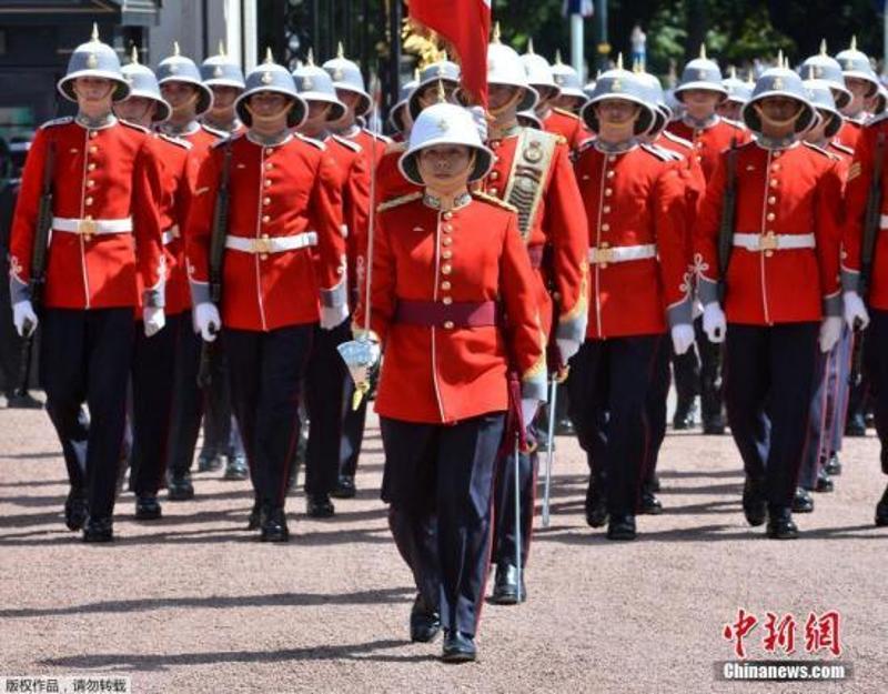 首次出现!英白金汉宫皇家卫队来了一位女性护卫队长