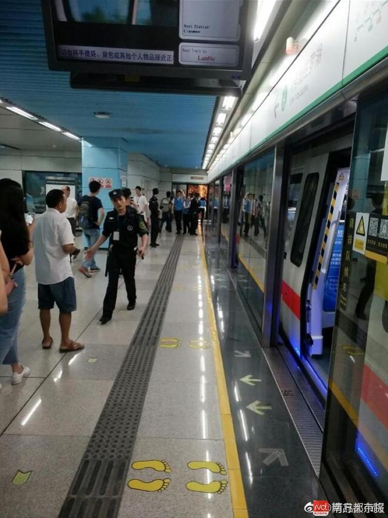 深圳地铁1号线隧道内火花四溅,列车30秒转移2000余乘客