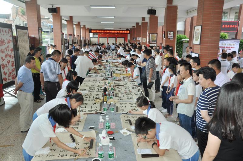 学生们为献礼建党96周年现场书法比赛.