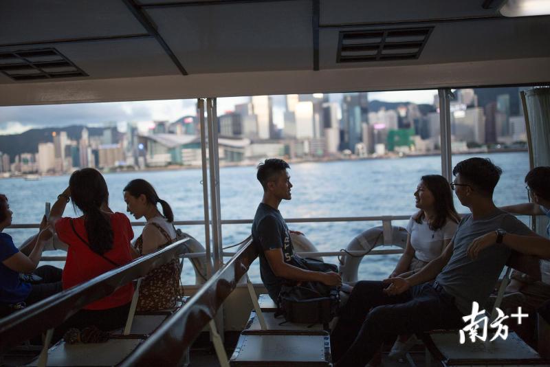 32/33  三人乘坐天星小轮穿过维多利亚港，从前读书的时候，分别居住在香港岛和九龙半岛的三个小伙伴总是需要搭乘天星小轮去碰头。