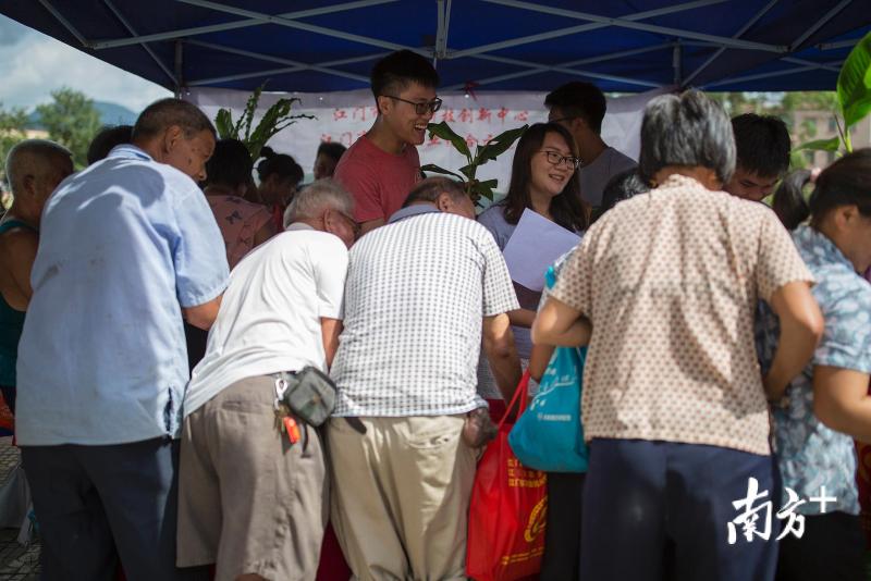 21/33  6月23日，江门市科技下乡活动在开平市宅梧镇举行，三人帮助基地的工作人员一        起给当地农民送树苗和种子，耐心解答各种问题。