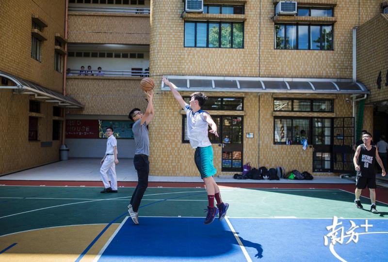 26/33  回到位于九龙塘的母校香岛中学，曾是校篮球队的梁立锋迫不及待地与学弟进行斗牛比赛。