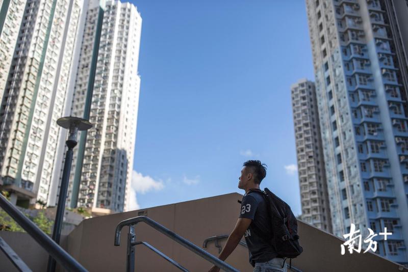 29/33  罗伟特家位于新界沙田的水泉澳邨，是香港最新建成的公共屋邨，罗伟特一家四口申请到一间36平方米的房子，去年搬入，在此之前，他和父母以及弟弟只能住在十几平方的房子里。