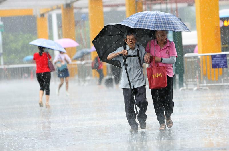 深圳暴雨又"撞上"早高峰,赶路人步履匆匆