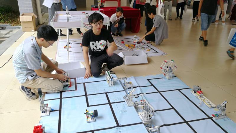 创客团队展示最新研发的循迹机器人系列 