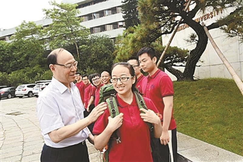 深大党委书记刘洪一为毕业学子背上行囊。