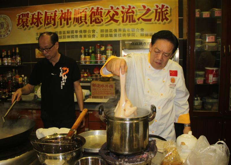 顺德厨师协会会长罗福南烹饪顺德名菜——凤城四杯鸡。 