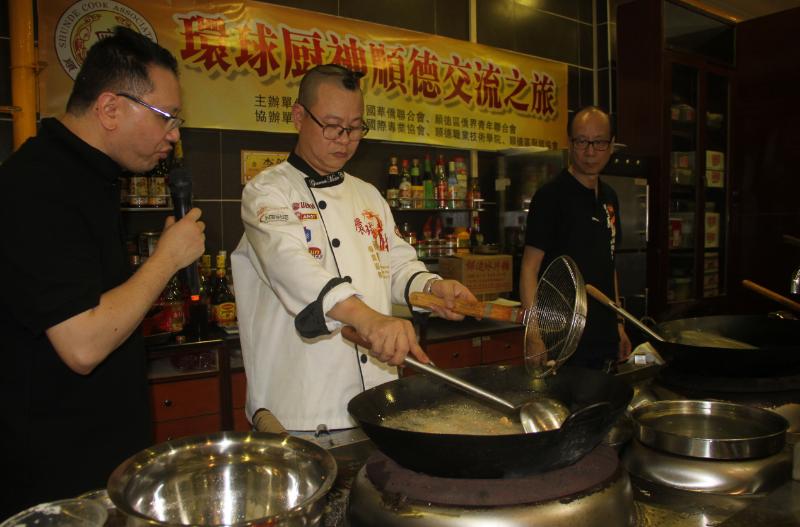 7月7日晚上，环球厨神顺德交流之旅活动上，香港名厨宋炎坤利用顺德食材烹饪潮州梅膏脆白鳝。
