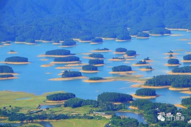 群山环抱,湖光秀美,来到台山千岛湖,不仅可以欣赏着靓爆屏的美景,还