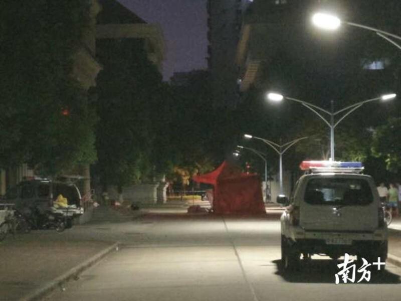 华南师范大学一女生坠楼身亡,两位路过学生险被砸中