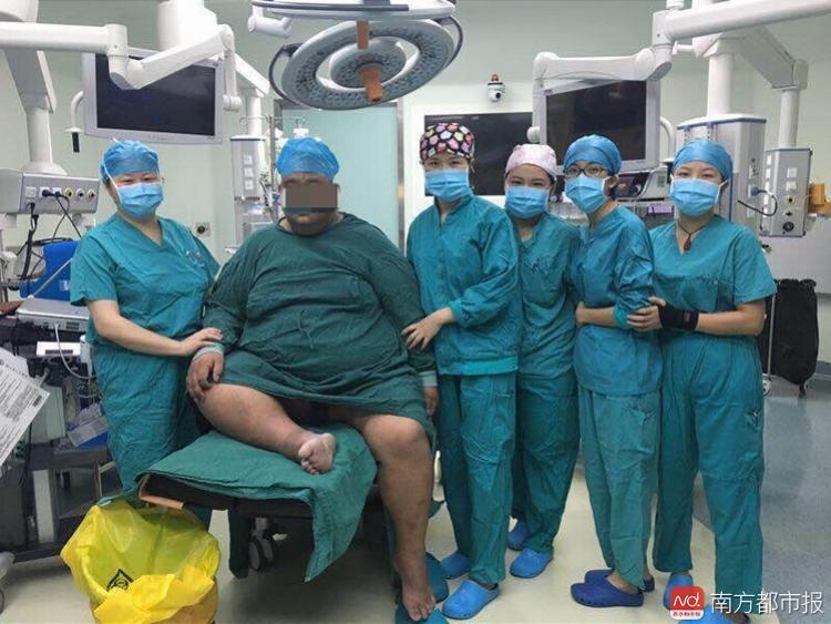 深圳400斤患者胃减容手术术后挪床时拍摄