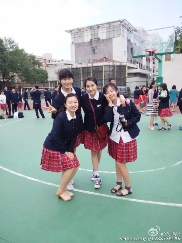 重庆南开中学的校服是白衬衫搭配黑西裤黑裙,奶源怀抱吉他为母校拍摄