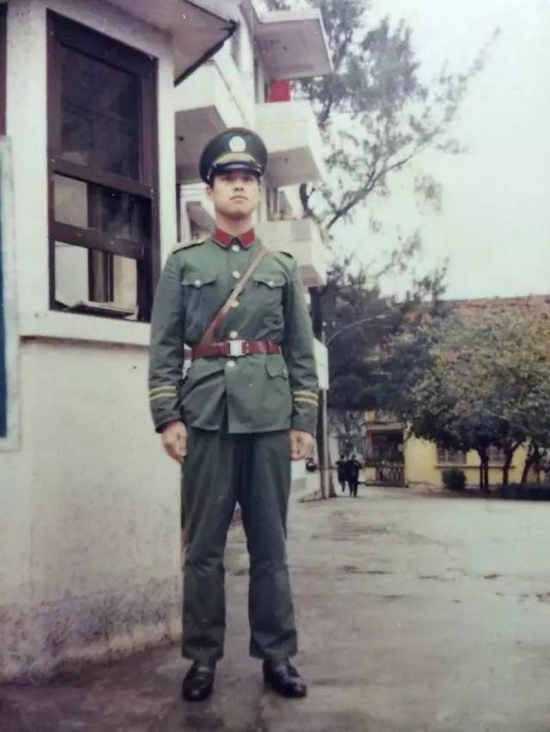 魏蓉,1995年入伍,现为拱北边检入境旅检民警这是九十年代初,他在拱北