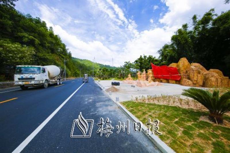 笔者从大埔县公路局了解到,近期该县投入2300多万元对三河景观道路