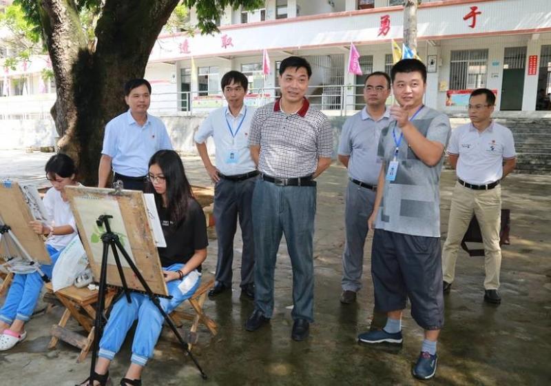 县委书记黄学武,县委常委卢智宇 来到封川中学开展慰问教师活动.