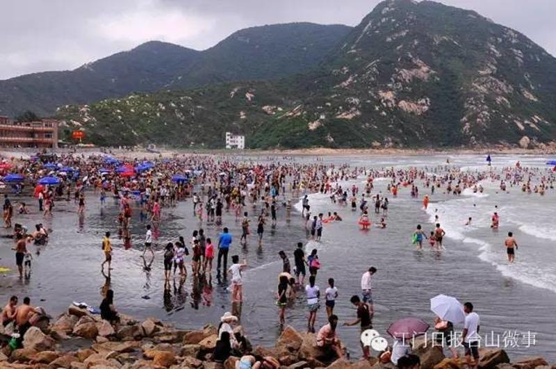 旅游旺季时,黑沙湾海浴场旅游区游人如织 除了黑沙湾,台山市赤溪镇