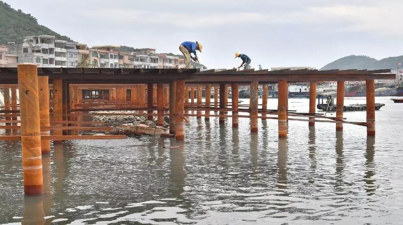 0版本"加快建设 新建高桩码头和重力式码头,增加60多个交易泊位