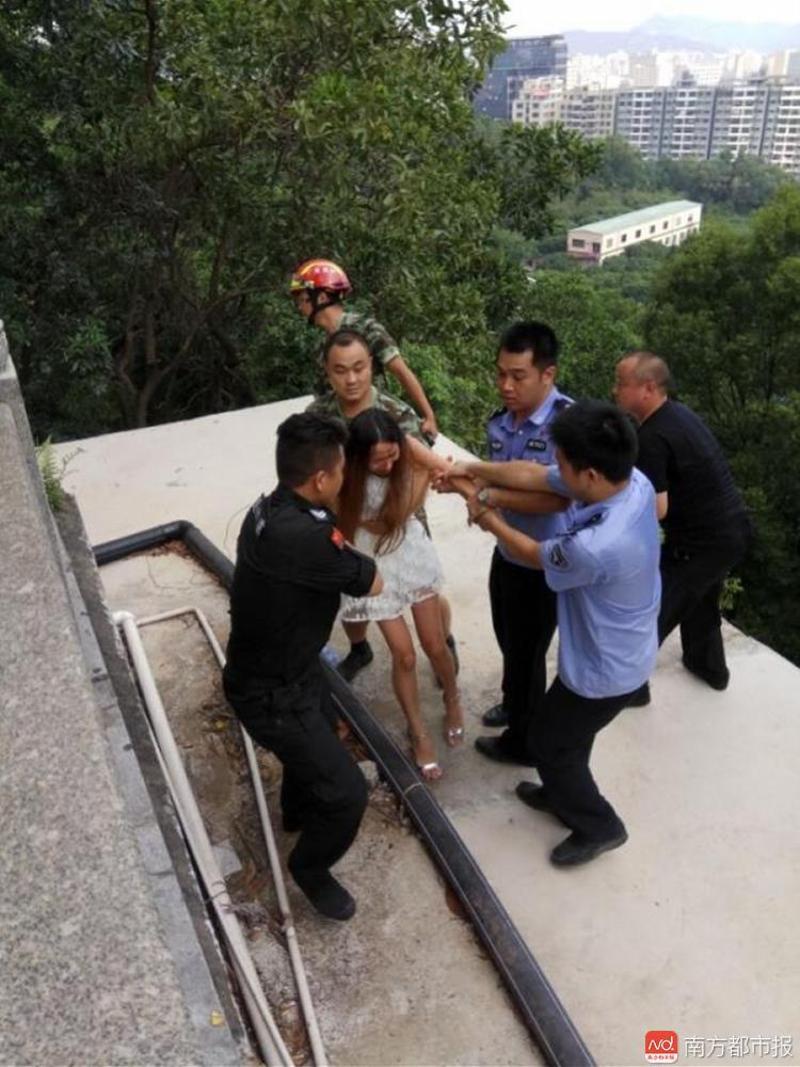 南方都市报:深圳一公园10米高危险区坐着20岁伤心女 警民合力救下了她
