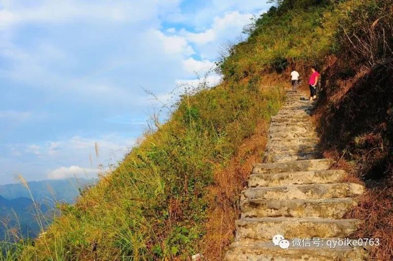 但对故乡家园的思念却与日俱增, 修建于靘雾山顶的仙娘庙, 就象大海