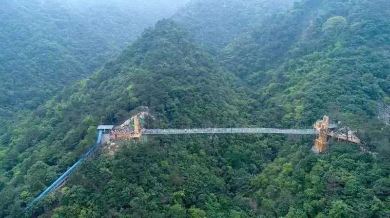 牛 鱼 嘴 牛鱼嘴原始生态风景区位于清远市清城区的大帽山,奇花异草