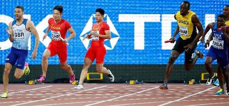 中国队选手张培萌与苏炳添(左三)在伦敦世锦赛男子4x100米接力比赛中