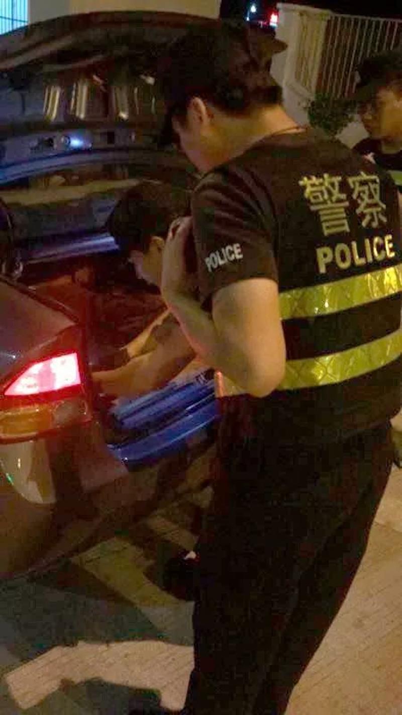 办案民警在捉拿女毒贩的现场搜查.林晓 摄