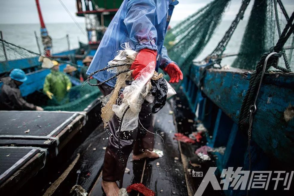 近海无鱼 捞起的各类垃圾比鱼还要多 | 图片故事