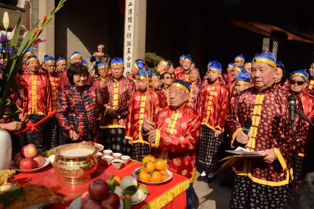 祭天仪式 宣读祭文,上香,化宝,敬茶敬酒等系列仪式依次进行,鸣钟击鼓