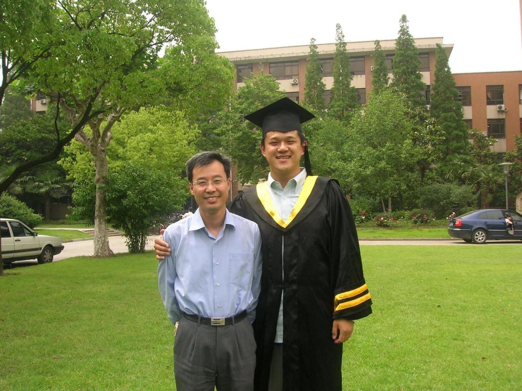 2005年,以总成绩第一名考入复旦大学高分子化学与物理专业;2008年,在