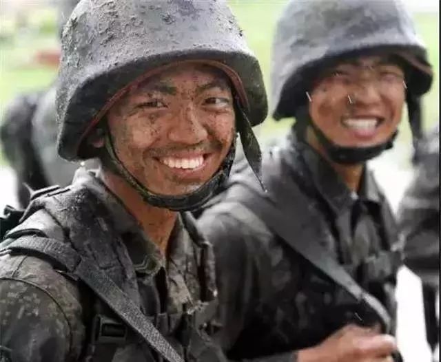 没日没夜在抗洪大堤上奋斗的抗洪的战士们,累了就只能躺在泥巴地里