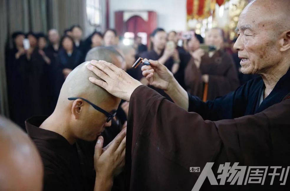 曾经像候鸟一样往返于城市和山野之间的刘今,在2015年出家了,跟随师父