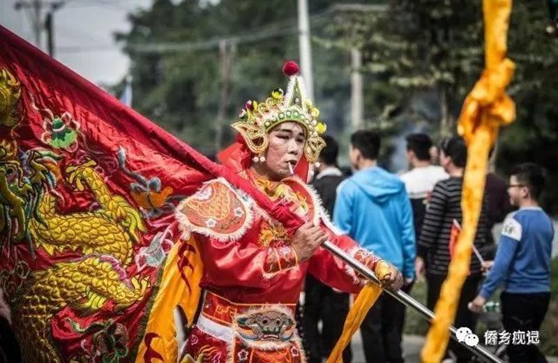 鞭炮铺满整条街,扛着神像跳火墩……大开眼界的潮汕"营老爷"